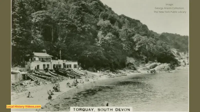 Old cigarette card photo of the beach at Torquay