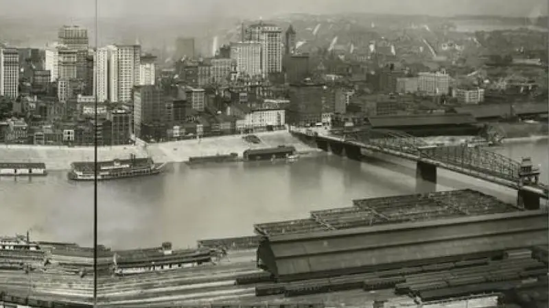 Closeup of the right hand side of a panorama photo of Pittsburgh, taken in the early 20th Century