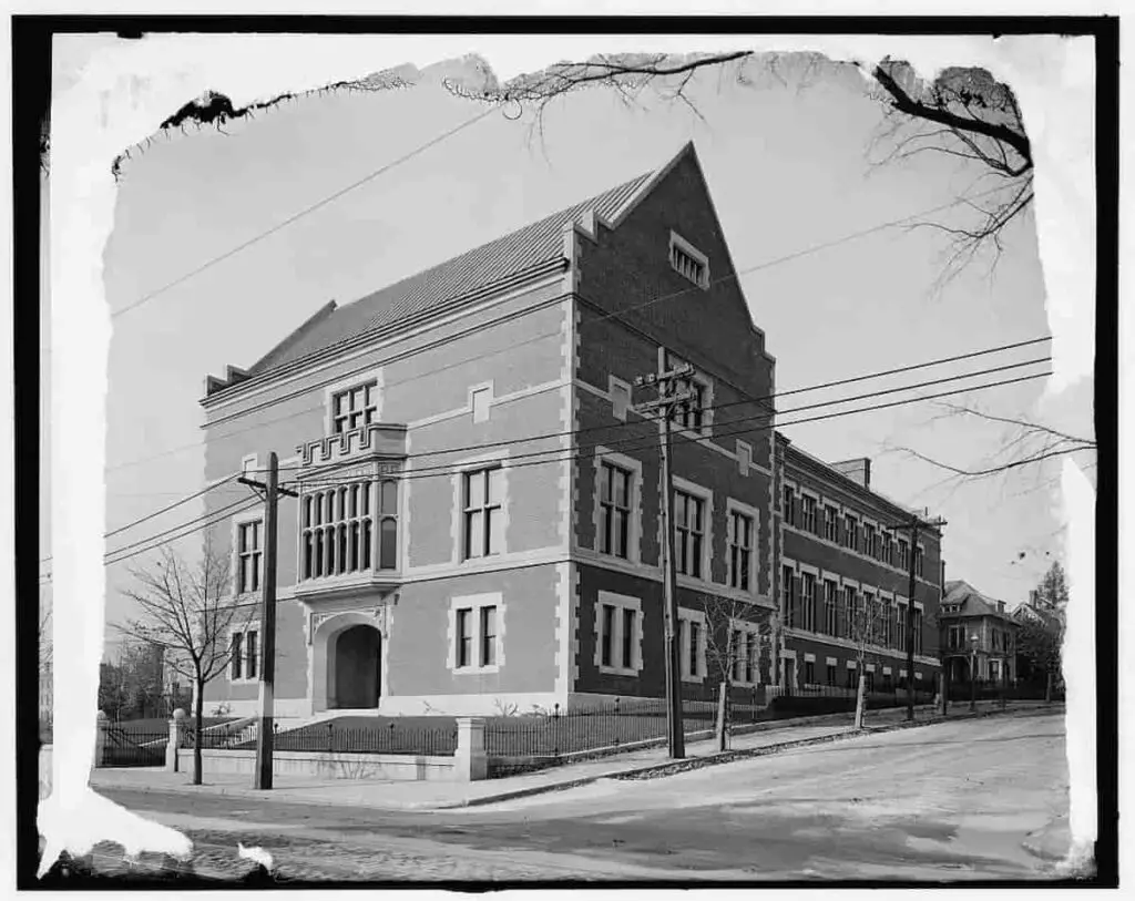 Old photo of Boynton Hall, Polytechnic Institute, Worcester, Mass, circa 1900