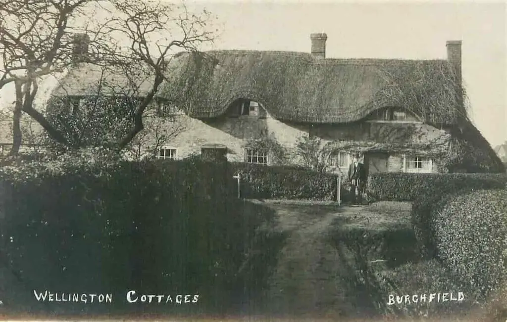Old photo of Wellington Cottages at Burghfield in Berkshire, England