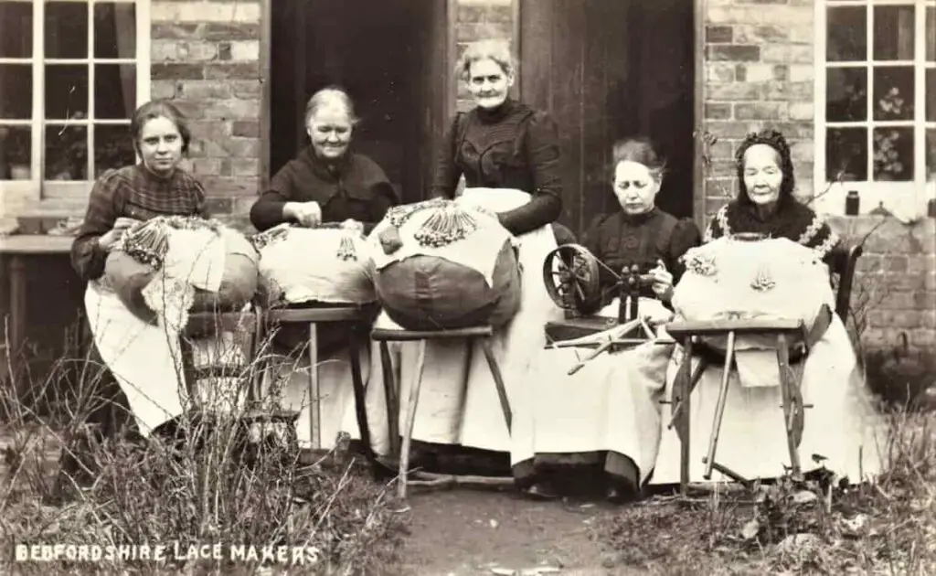 Old photo postcard of Bedfordshire Lace Makers