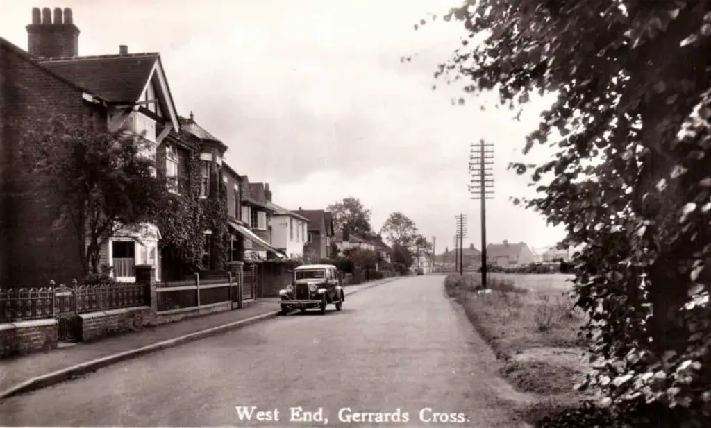 Old photo postcard of Gerrards Cross in Buckinghamshire, England, circa 1935