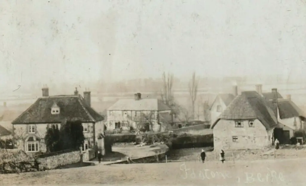 Old photo postcard of Idstone in Berkshire, circa 1912
