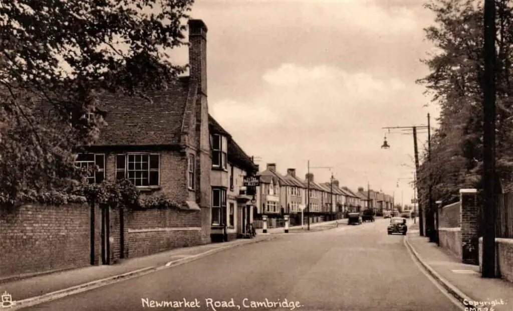 Old photo postcard of Newmarket Road in Cambridge, England, circa 1935
