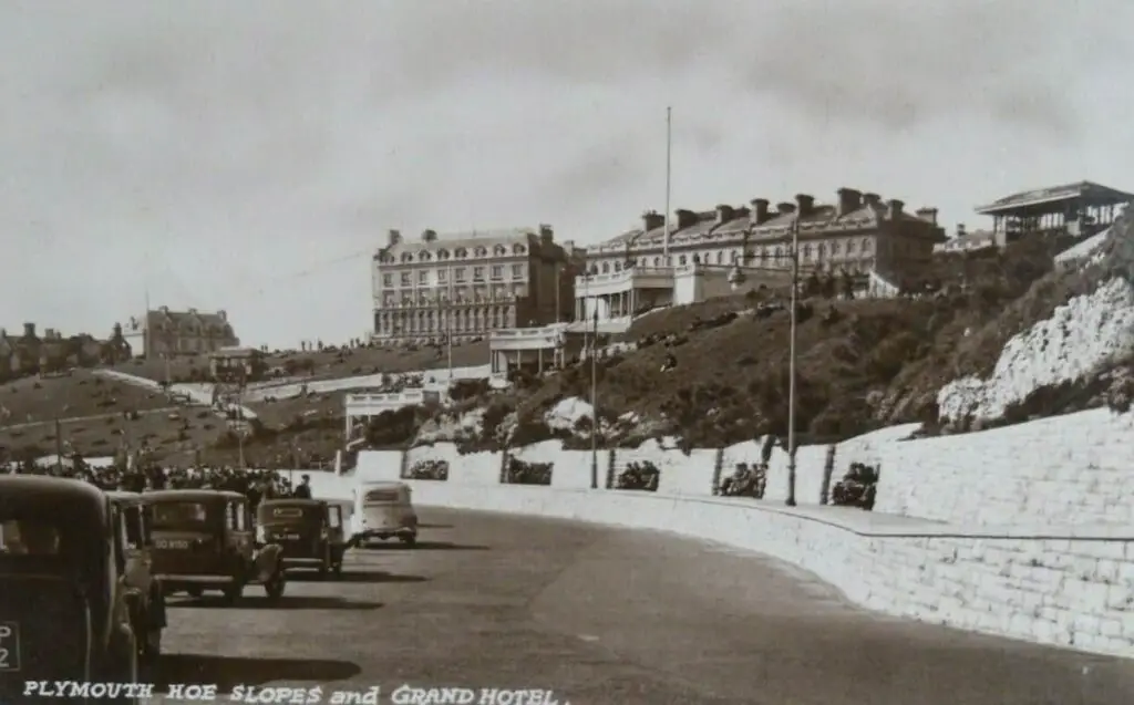 Old photo postcard of Plymouth Hoe Steps and the Grand Hotel, Devon, England, circa 1948