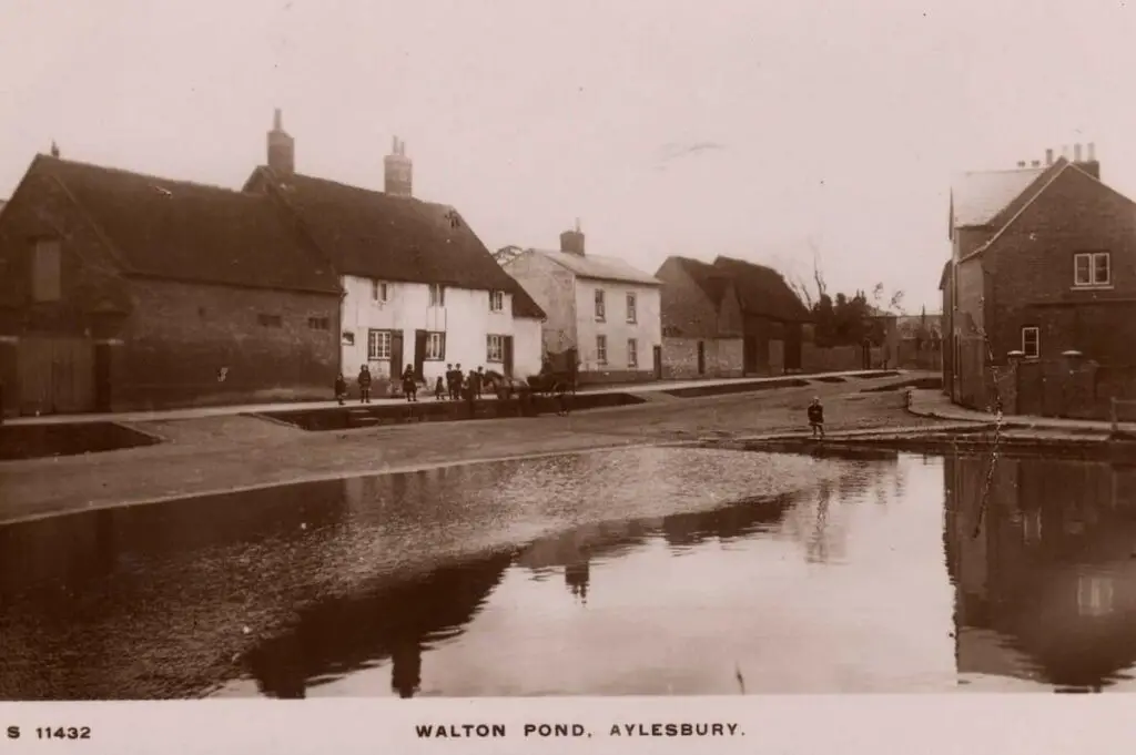 Old photo postcard of Walton Pond at Aylesbury, Buckinghamshire