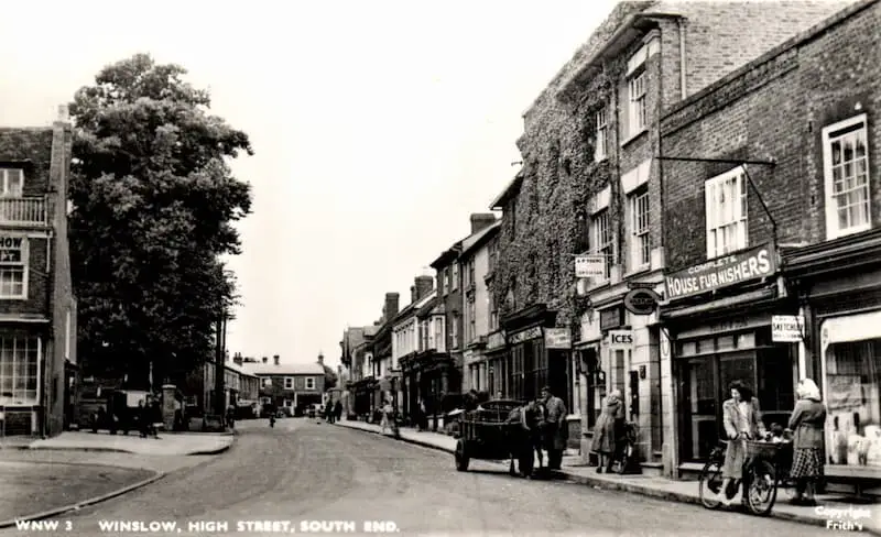 Old photo postcard of the High Street at Winslow, Buckinghamshire, circa 1945