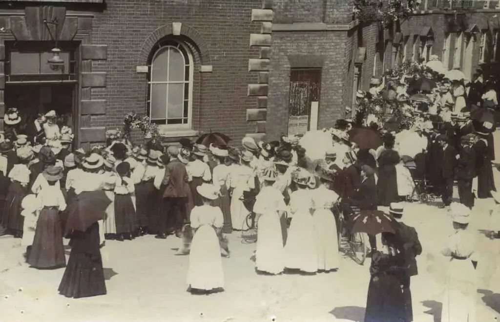 Old photo postcard of the United Reform Church at The Crescent, Wisbech, Cambridgeshire