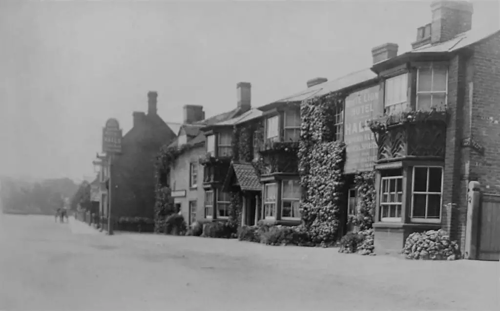 Old photo postcard of the White Lion Hotel at Waddesdon, Buckinghamshire