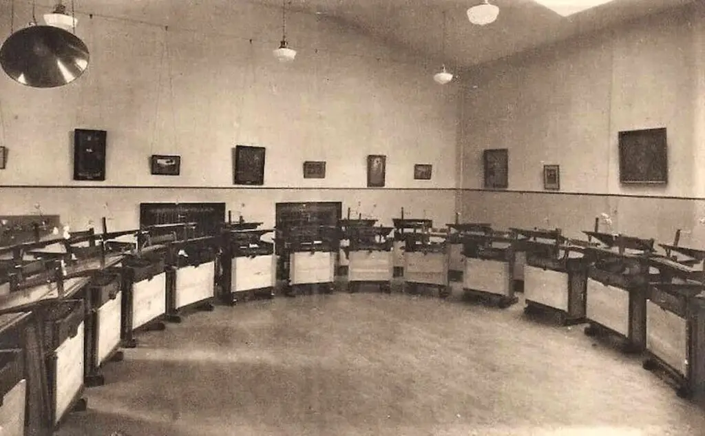 Old photo postcard of the interior of Cedars School in Leighton Buzzard, Bedfordshire