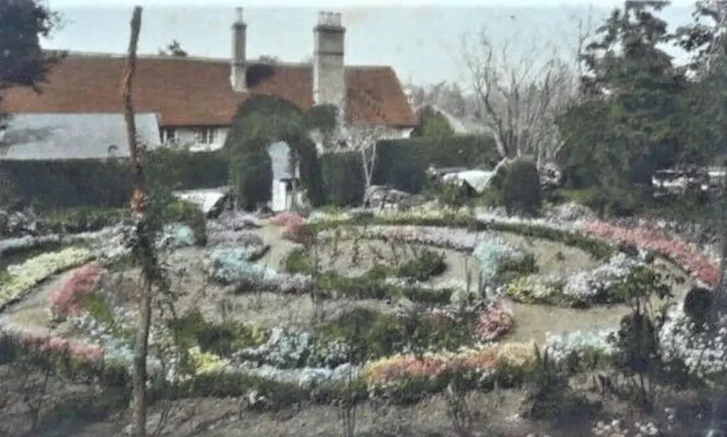 Old picture postcard of the tea gardens at the Hare and Hounds in Old Warden, Bedfordshire