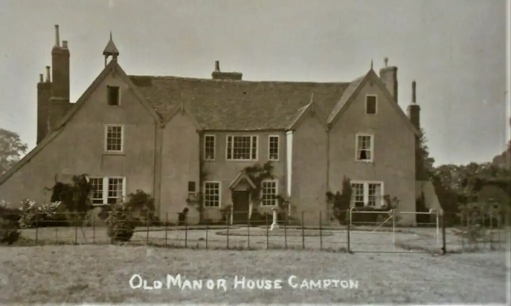 Vintage photo of the Old Manor House at Campton, Bedfordshire, circa 1910