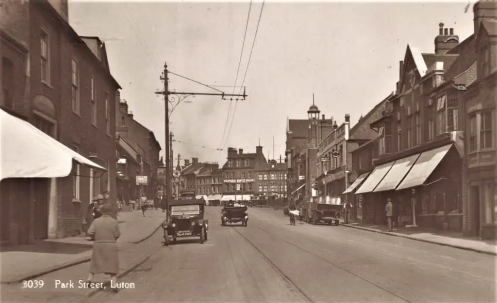 Vintage postcard of Park Street, Luton, Bedfordshire