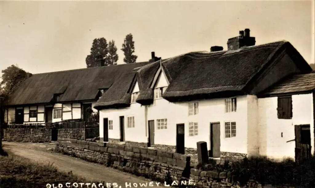 Vintage postcard of old cottages at Howey Lane in Frodsham, Cheshire