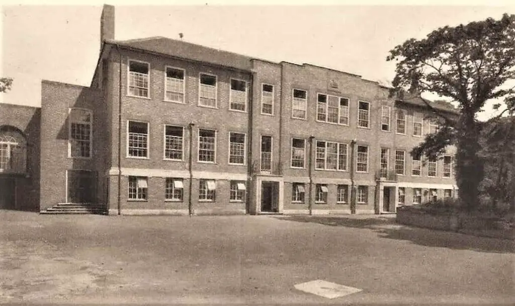 Vintage postcard of the Cedars School at Leighton Buzzard, Bedfordshire