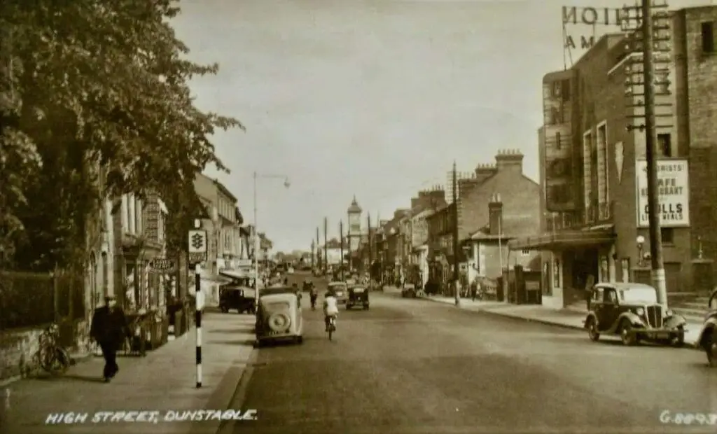 Vintage postcard of the High Street at Dunstable, Bedfordshire, posted in 1946