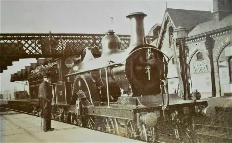 Old photo postcard of a steam locomotive at Bedford Railway Station, Bedfordshire, England, circa 1910